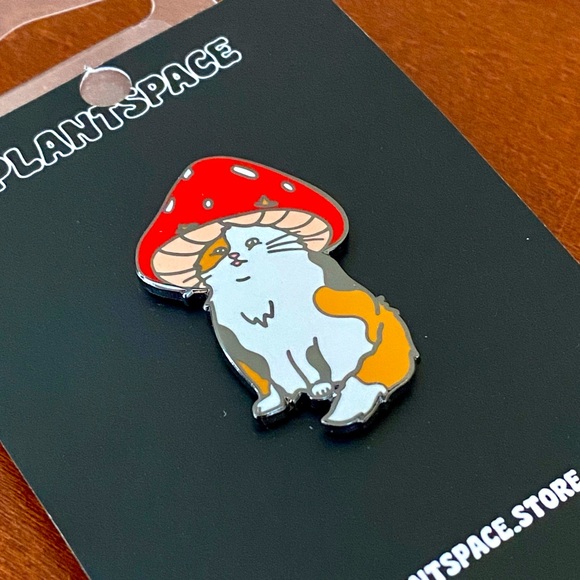 Cute Calico Cat Kitten Mushroom Toadstool Hat Carded Enamel Pin NWT! - Picture 3 of 4